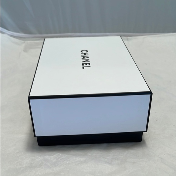 CHANEL Classic White Gift Box - Picture 5 of 11